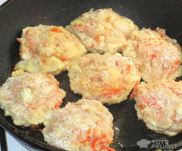 Рецепт: Куриные котлеты - с морковью по-корейски