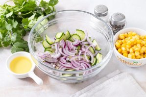 Салат с огурцом, сыром и кукурузой
