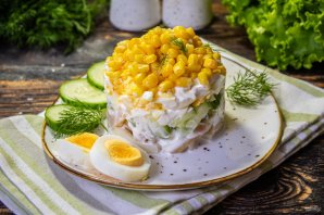 Салат из кальмаров с яйцом, огурцом и кукурузой