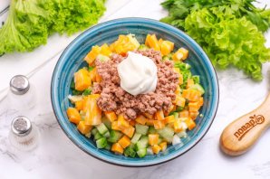 Салат с огурцом, сыром и тунцом Салат с огурцом, сыром и тунцом