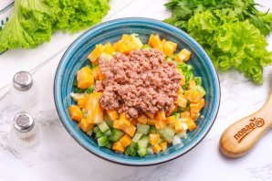 Салат с огурцом, сыром и тунцом Салат с огурцом, сыром и тунцом
