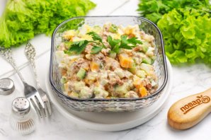 Салат с огурцом, сыром и тунцом Салат с огурцом, сыром и тунцом