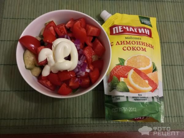Рецепт: Салат из помидоров, огурцов и лука заправленный майонезом - Мой любимый салат заправленный майонезом с лимонным соком Печагин Рецепт: Салат из помидоров, огурцов и лука заправленный майонезом - Мой любимый салат заправленный майонезом с лимонным соком Печагин
