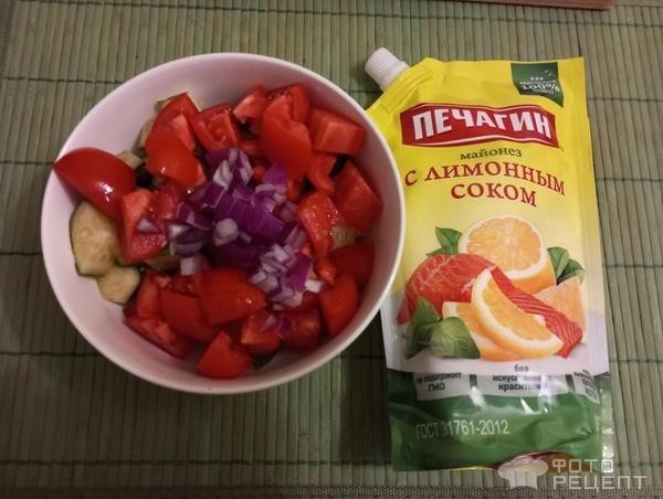 Рецепт: Салат из помидоров, огурцов и лука заправленный майонезом - Мой любимый салат заправленный майонезом с лимонным соком Печагин Рецепт: Салат из помидоров, огурцов и лука заправленный майонезом - Мой любимый салат заправленный майонезом с лимонным соком Печагин