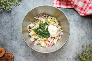 Салат с кальмарами, крабовыми палочками и кукурузой Салат с кальмарами, крабовыми палочками и кукурузой