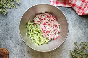 Салат с кальмарами, крабовыми палочками и кукурузой Салат с кальмарами, крабовыми палочками и кукурузой