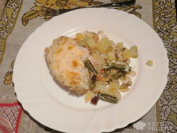 Рецепт: Куриное филе, запеченое с овощами - ассорти под сырной корочкой