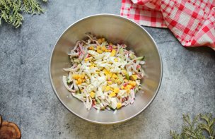 Салат с кальмарами, крабовыми палочками и кукурузой Салат с кальмарами, крабовыми палочками и кукурузой