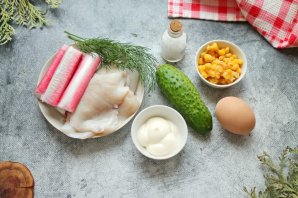 Салат с кальмарами, крабовыми палочками и кукурузой Салат с кальмарами, крабовыми палочками и кукурузой