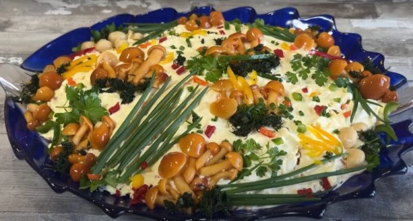 “Грибная поляна” — вкусный и красивый салат для праздничного стола “Грибная поляна” — вкусный и красивый салат для праздничного стола