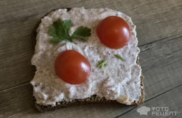 Рецепт: Паштет из фасоли - С жареным луком и вареным яйцом