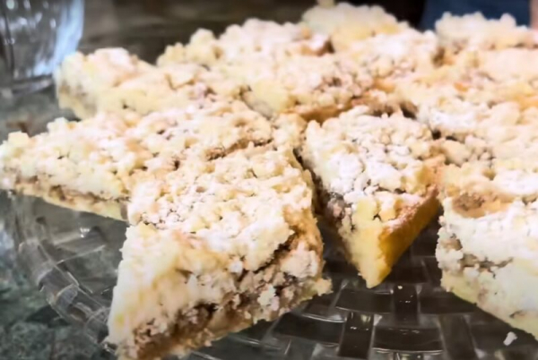Зимний праздничный пирог. Сладкий десерт с насыщенным вкусом орехов Зимний праздничный пирог. Сладкий десерт с насыщенным вкусом орехов