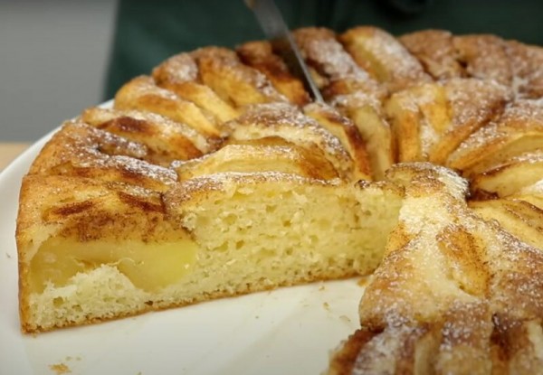 Много яблок и тесто на сметане. Нежный яблочный пирог &laquo;как у бабушки&raquo;