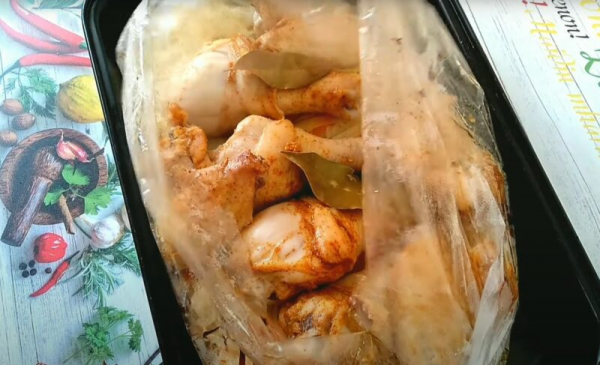 Гарнир и мясо в одном блюде: капуста с курицей в рукаве &mdash; идеальный вариант ужина в будний день!