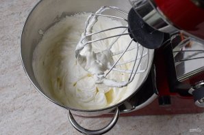 Сметанный торт с консервированными персиками Сметанный торт с консервированными персиками
