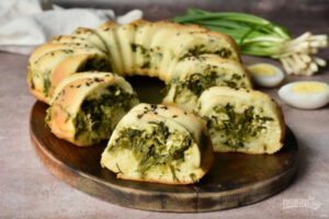 Заливной пирог с черемшой и яйцом