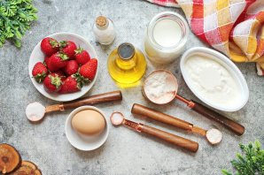Бисквитный рулет с клубникой