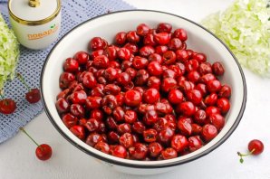 Вишня в собственном соку для тортов