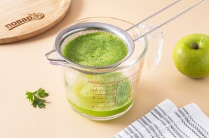 Сок с яблоком, петрушкой и сельдереем