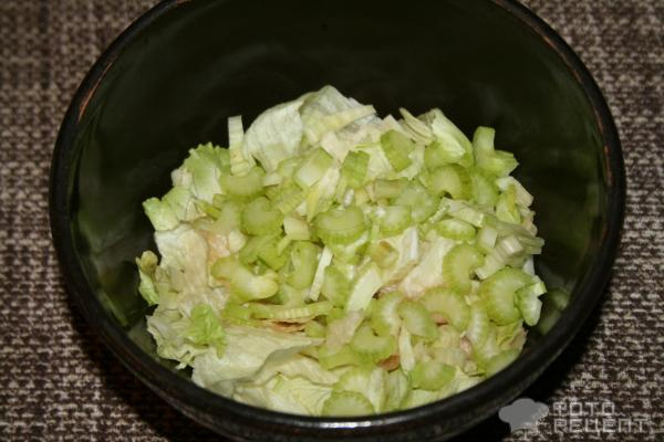Рецепт: Зеленый салат с ореховым соусом - С огурцами и стеблем сельдерея