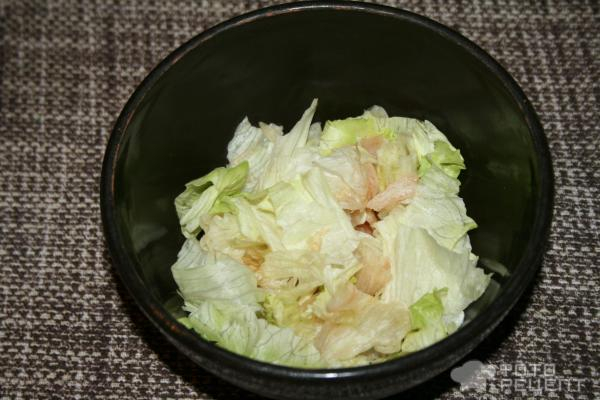 Рецепт: Зеленый салат с ореховым соусом - С огурцами и стеблем сельдерея